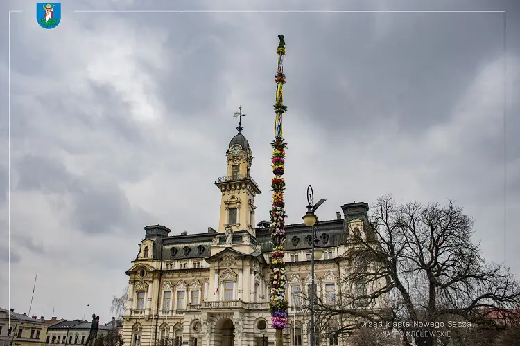 Na nowosądeckim rynku stanęła 24-metrowa palma wielkanocna