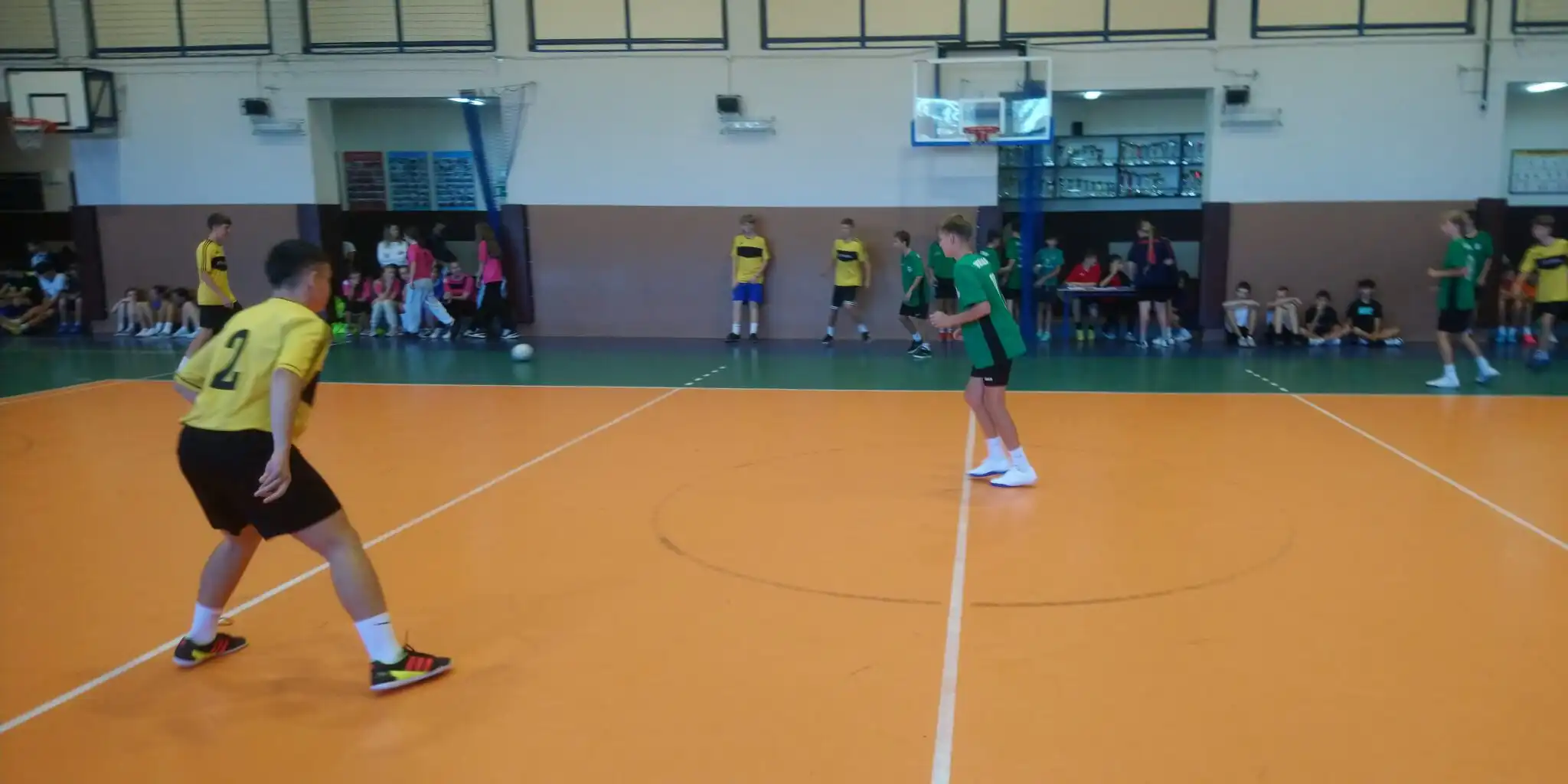 Mistrzostwa Gminy Chełmiec w halowej piłce nożnej. Emocje i triumfy na sportowej arenie w Świniarsku