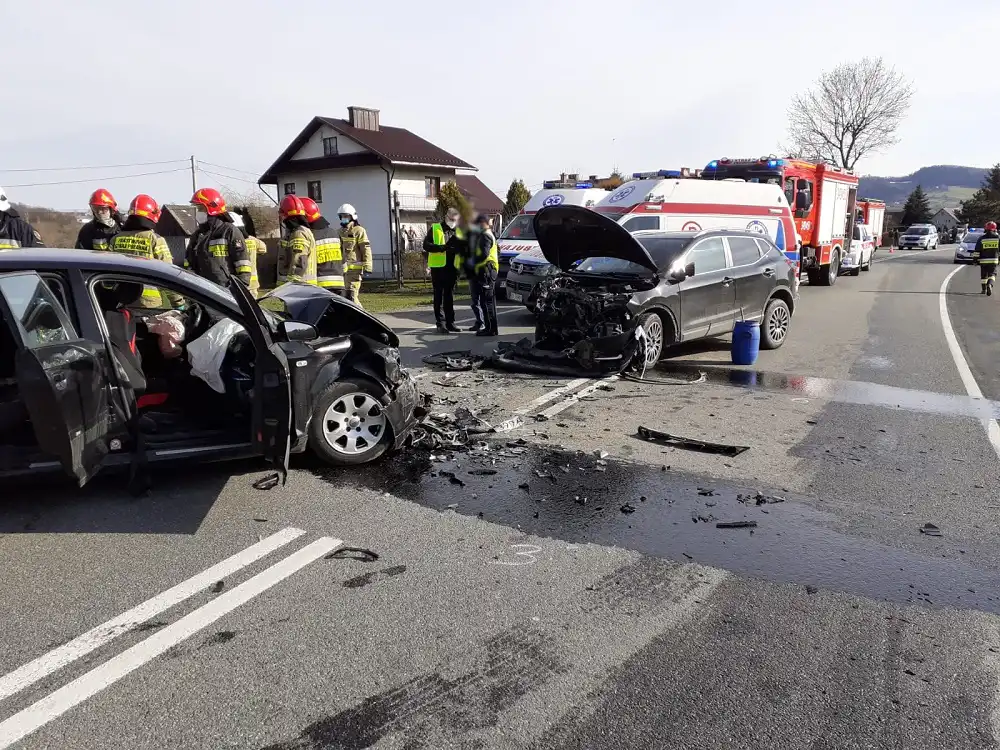 Wypadek w Łososinie Dolnej. Sześć osób poszkodowanych. Na miejsce wezwano śmigłowiec LPR