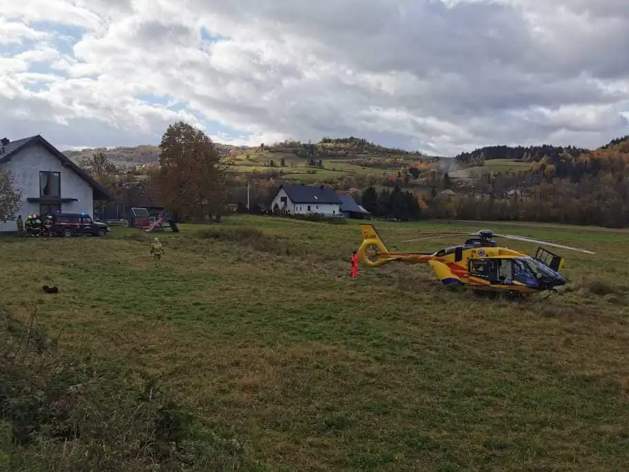 Podobin: traktor przygniótł mężczyznę. Na miejsce wezwano śmigłowiec LPR