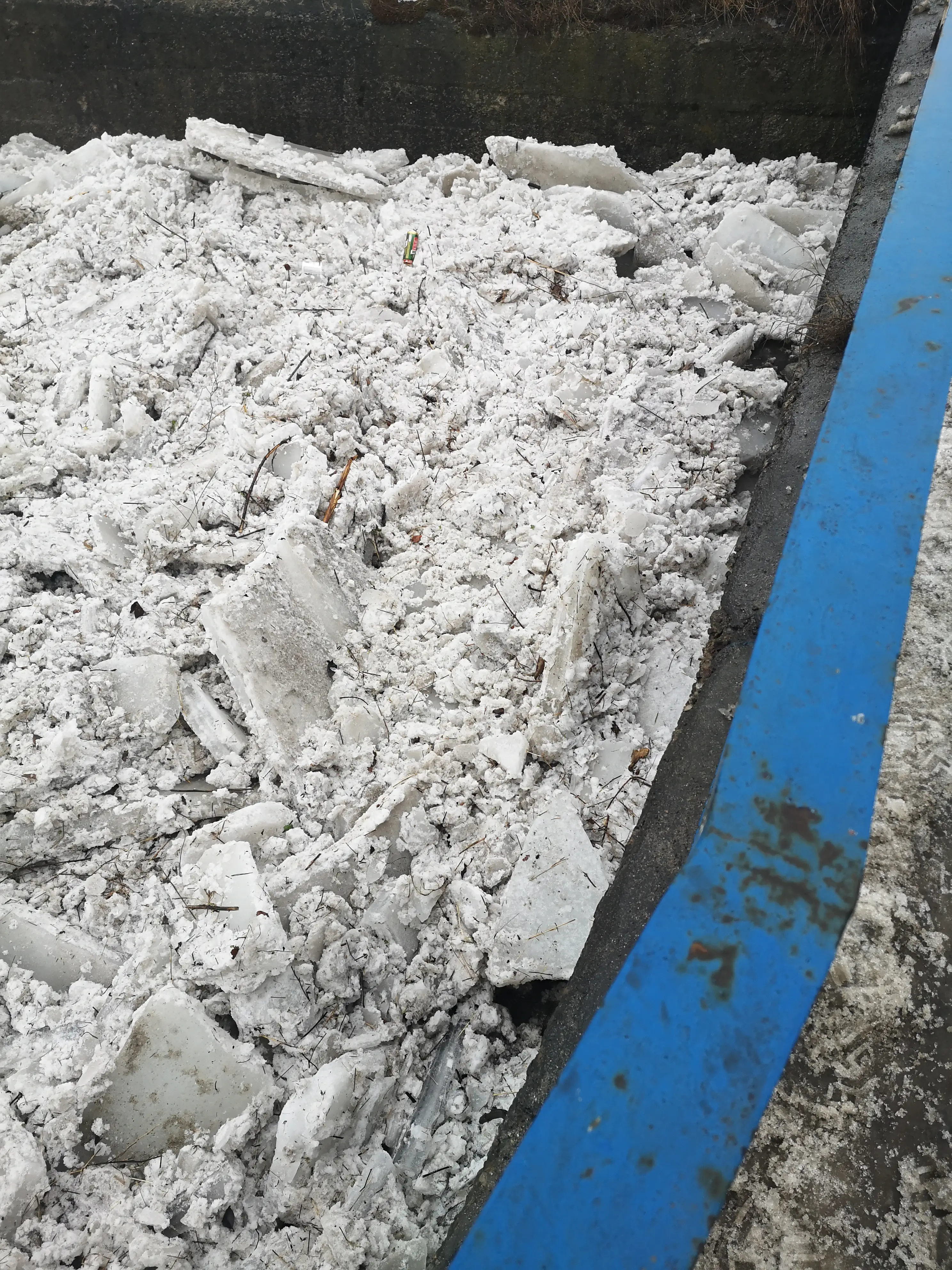 Brzezna: Spiętrzona kra zagrażała mostowi i drodze powiatowej