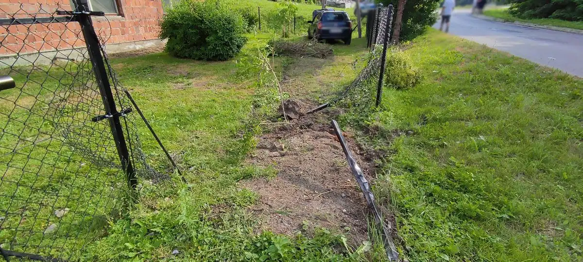 Łomnica Zdrój: Osobówka wypadła z drogi i uderzyła w słup energetyczny