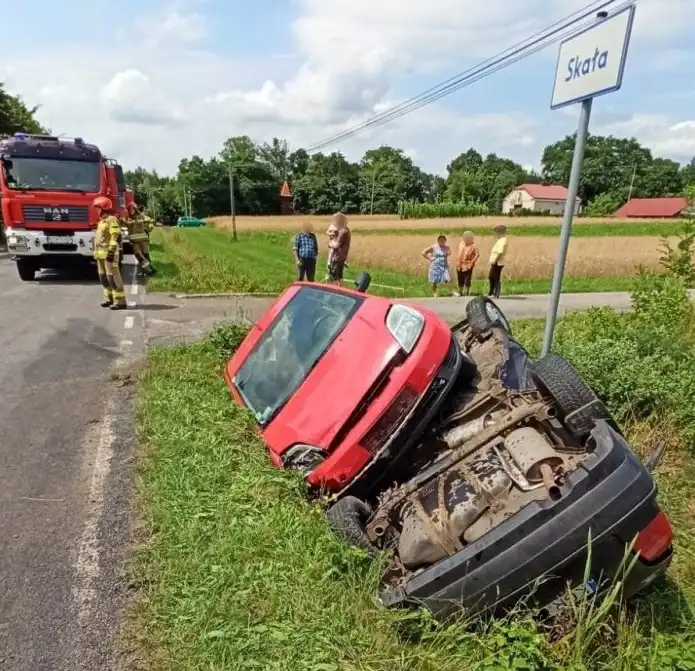 Wypadek w Kobylance. Dwa pojazdy wylądowały w przydrożnym rowie