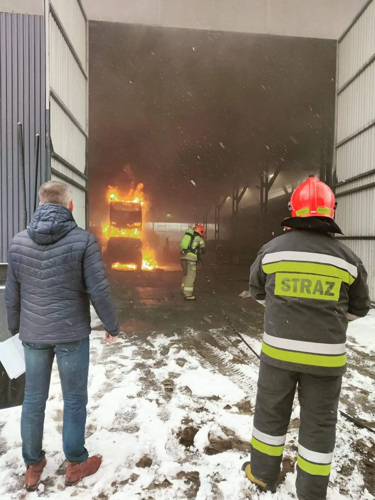 Nowy Sącz: Pożar w hali przy ul. Węgierskiej. Zapalił się wózek widłowy