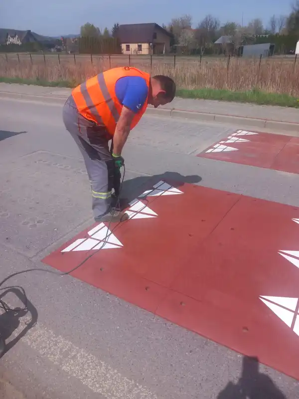 Stary Sącz stawia na bezpieczeństwo. Nowe progi na drogach
