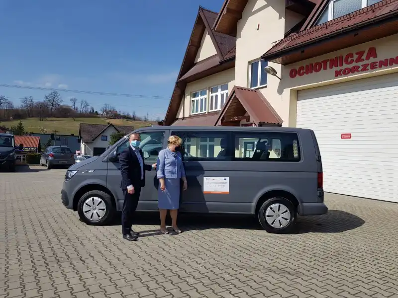 Gmina Korzenna ma nowy samochód do przewozu osób starszych i niepełnosprawnych