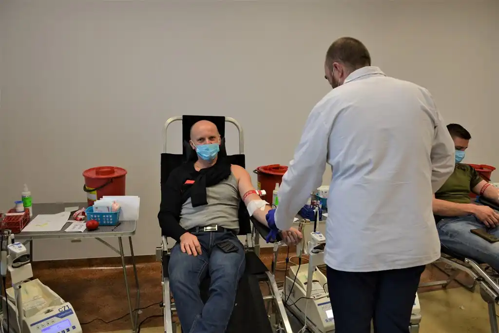 W ramach akcji „Nasza krew – Nasza Ojczyzna” w sądeckiej komendzie zebrano ponad 12 litrów krwi