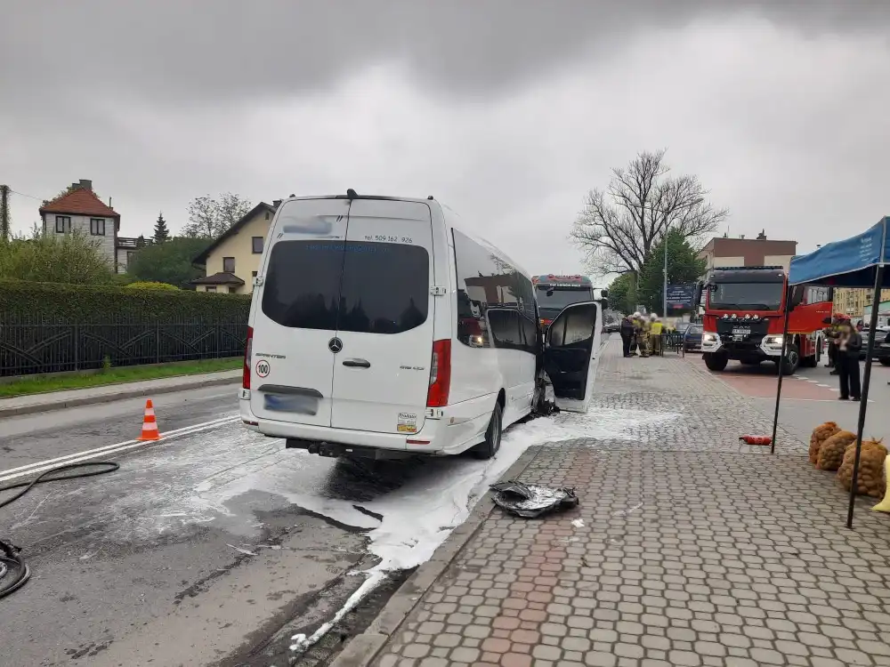 Akcja Strażaków w Grybowie: Na Drodze Wojewódzkiej płonął samochód do przewozu osób