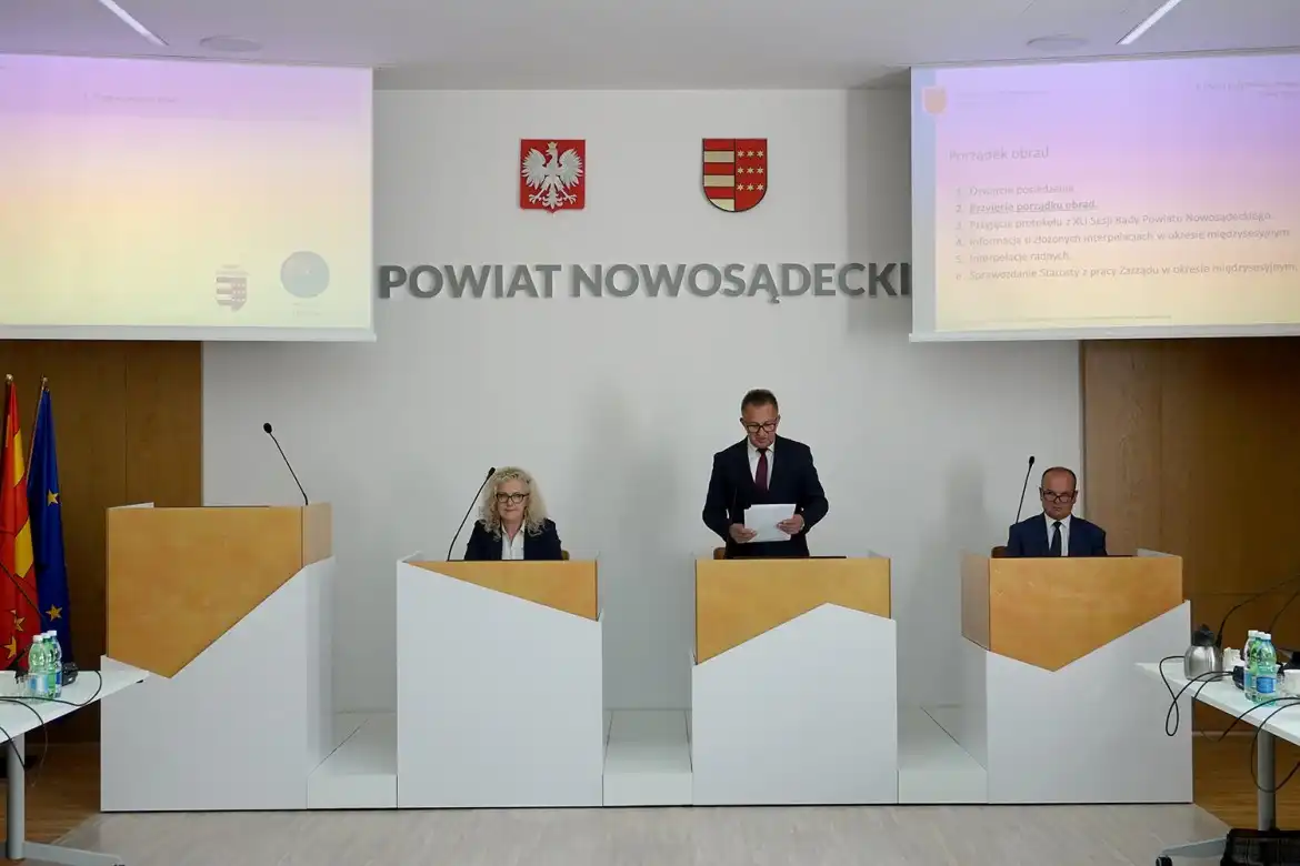 O inwestycjach w oświatę i sport podczas sesji Rady Powiatu Nowosądeckiego