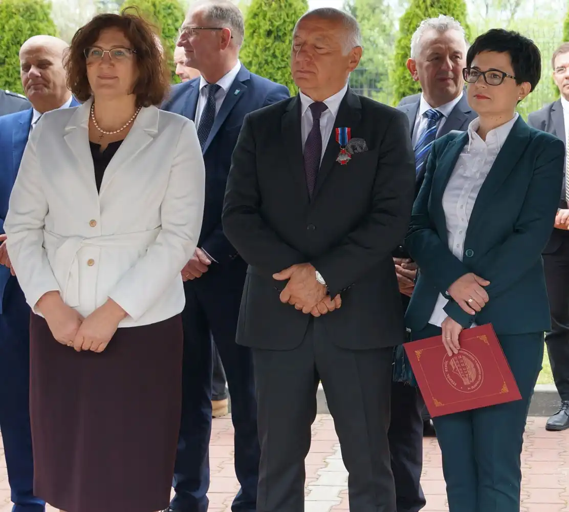 Powiatowy Dzień Strażaka. Starosta wręczył Złote Jabłka Sądeckie strażakom ze Specjalistycznej Grupy Poszukiwawczo-Ratowniczej
