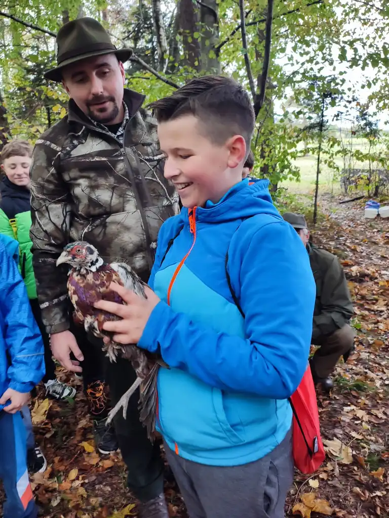 Edukacja w terenie. Zasiedlanie bażantów w Podłopieniu. Lekcja przyrody na żywo