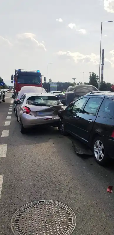 Wypadek na ul. Węgierskiej w Nowym Sączu. Zderzyły się cztery pojazdy i rowerzysta