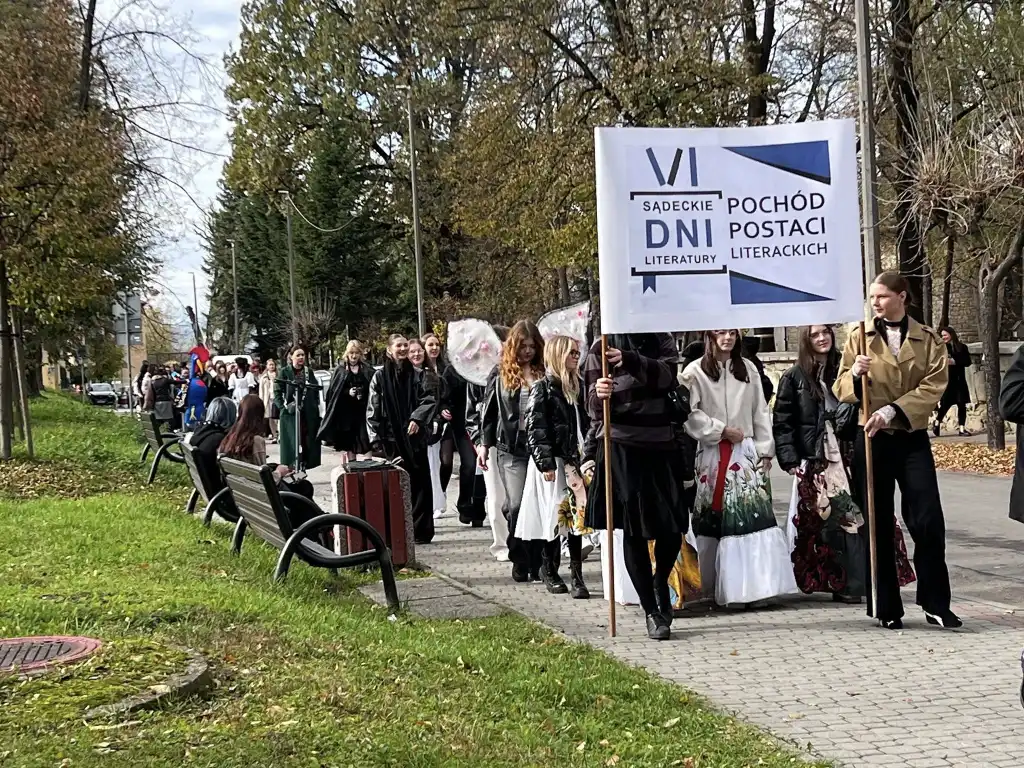 Nowy Sącz w rytmie literatury. Barwny pochód bohaterów książek przeszedł ulicami miasta