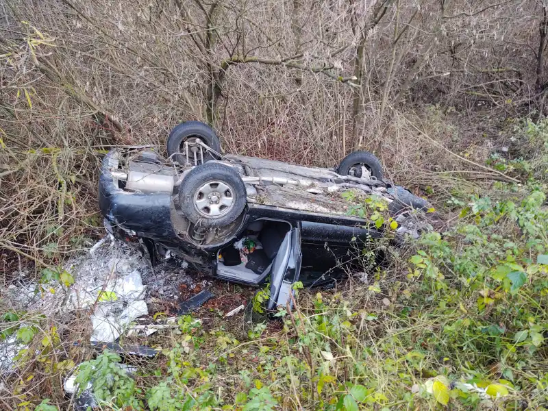 Witowice Dolne: Samochód wypadł z drogi i dachował