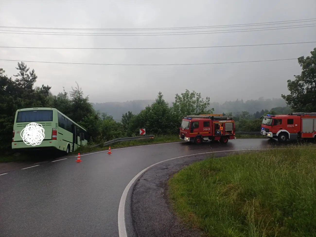 Autobus wypadł z drogi w Miłkowej. Na miejscu strażacy i policja