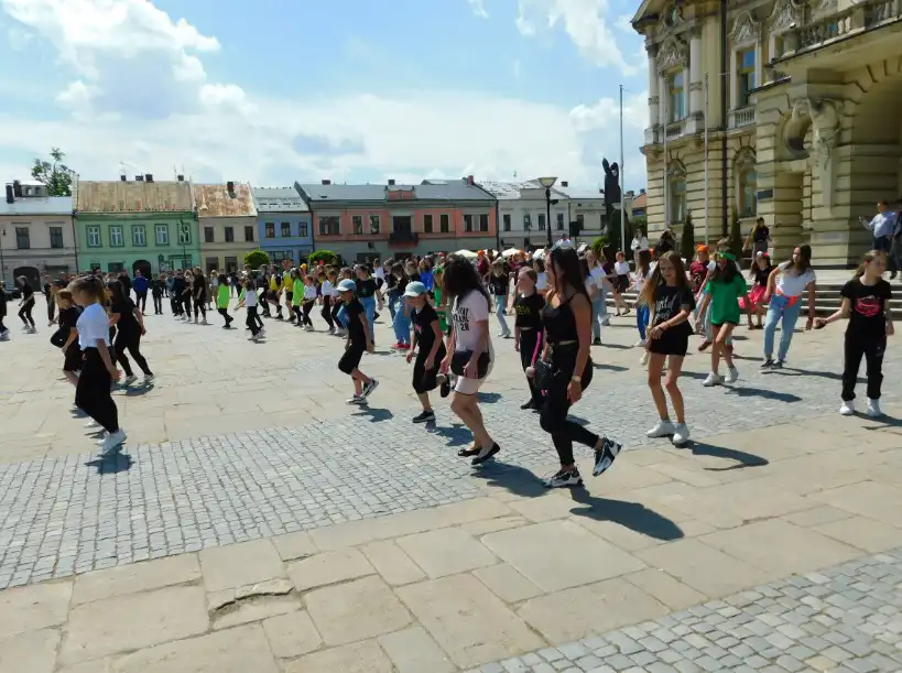 Jerusalema Dance Challenge przed sądeckim ratuszem