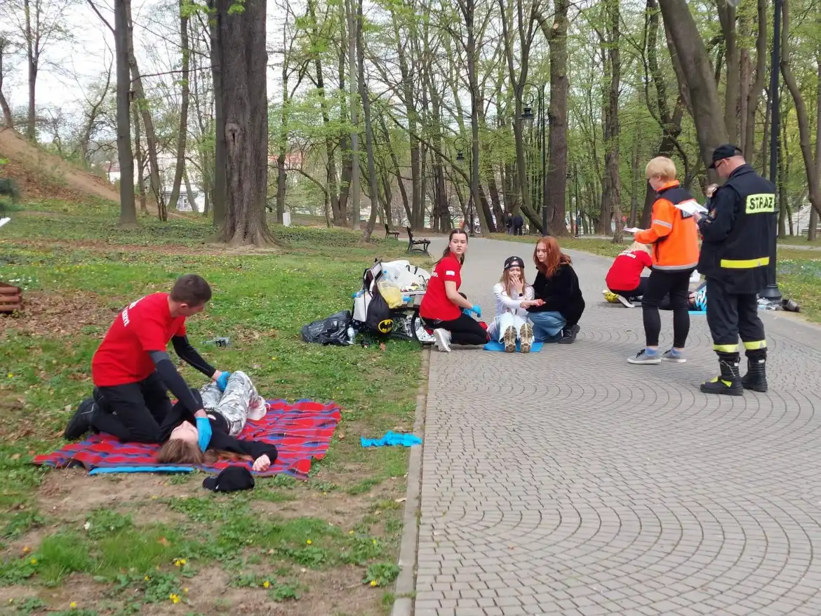 Uczniowie LO w Starym Sączu z sukcesami w Rejonowych Mistrzostwach Pierwszej Pomocy