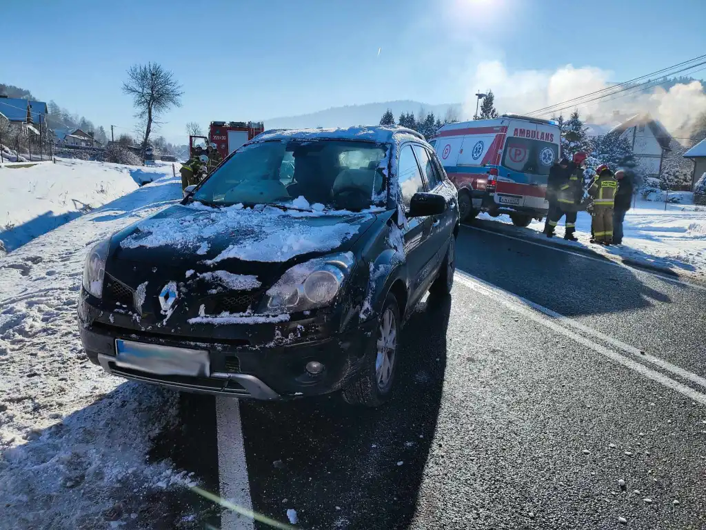 Kolizja dwóch samochodów osobowych na DK75 w Nowej Wsi. Jedna osoba trafiła do szpitala