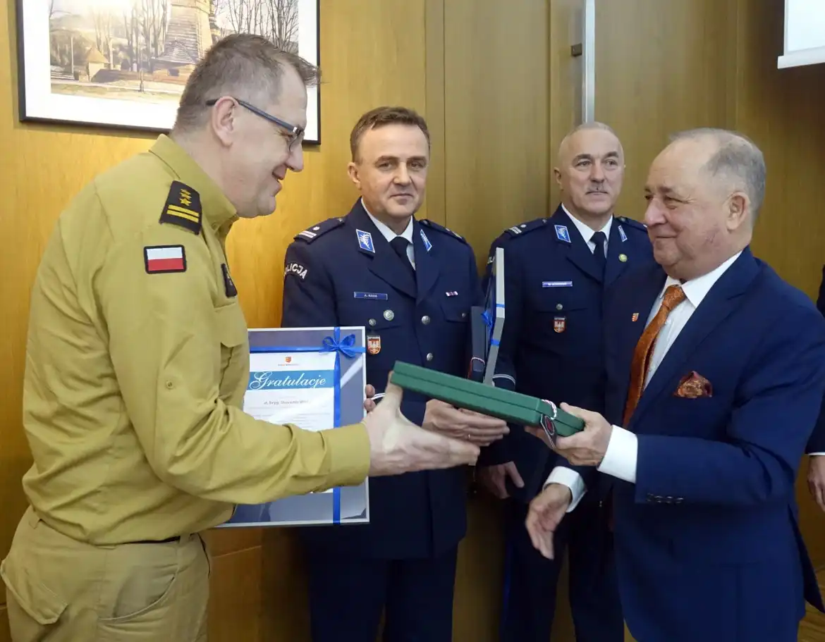 Pożegnanie z mundurem i gratulacje dla nowych liderów służb porządkowych w Nowym Sączu