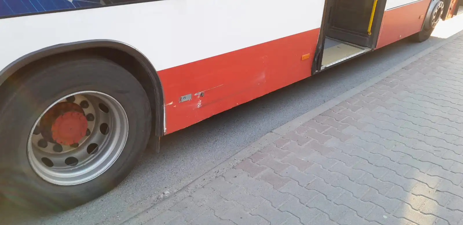 Nowy Sącz: samochód osobowy zderzył się z autobusem