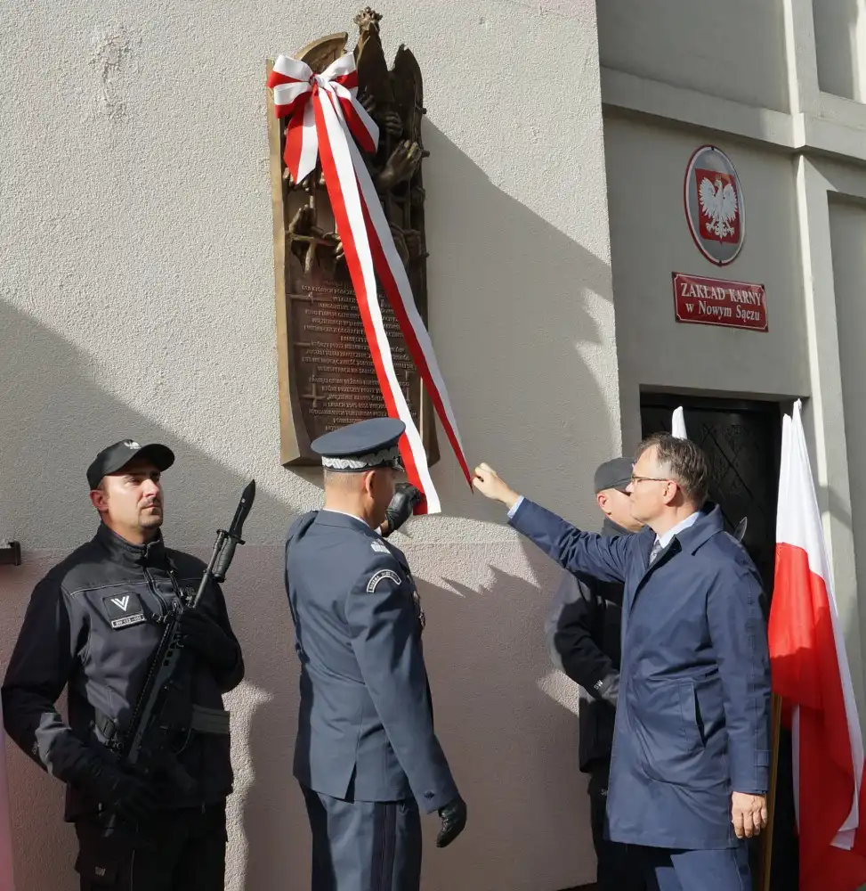 W Zakładzie Karnym w Nowym Sączu odsłonięto tablicę upamiętniającą ofiary niemieckiej okupacji i represji komunistycznych