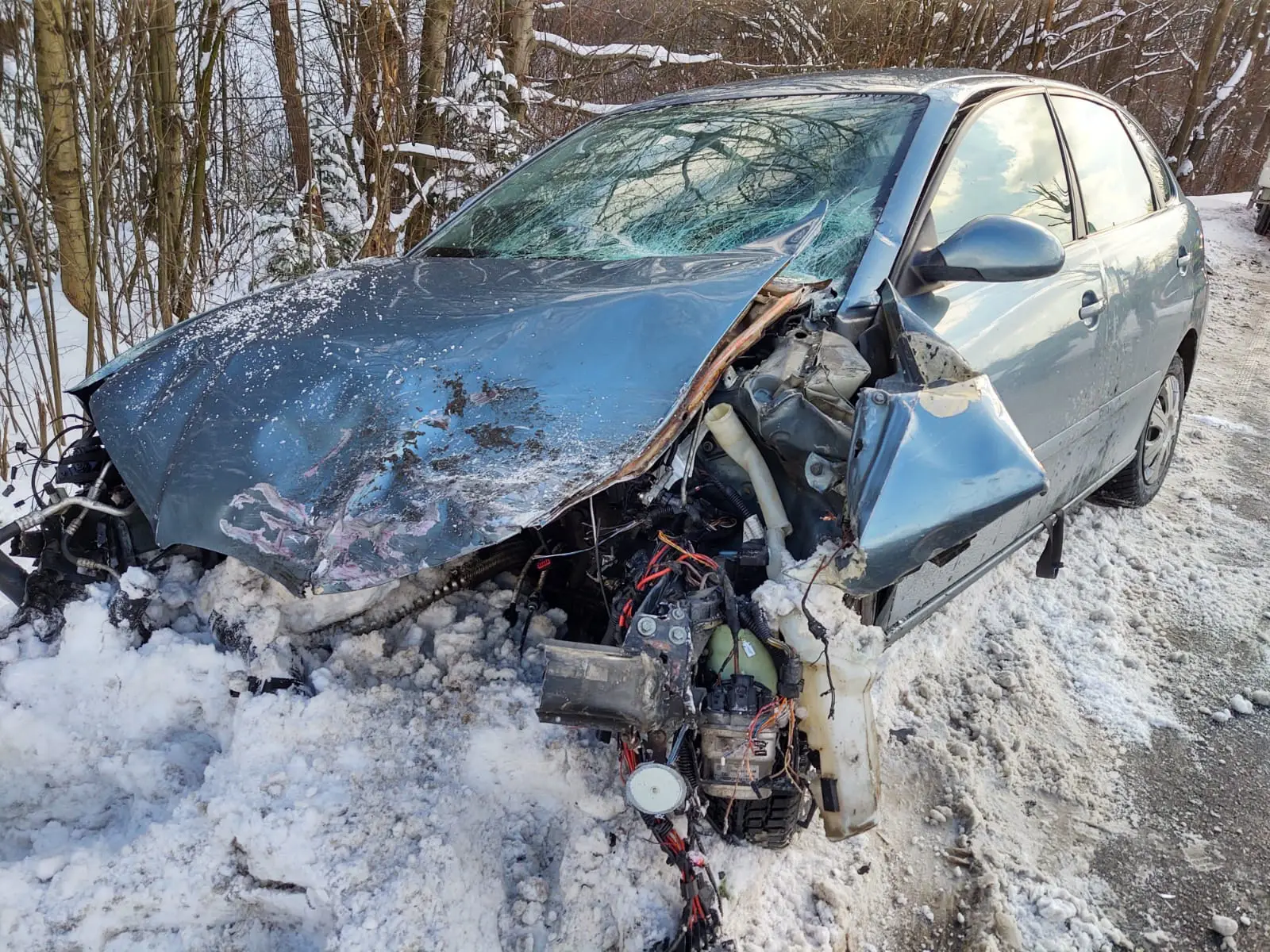 Kraksa w Naściszowej. Z jednego z pojazdów wyrwało silnik