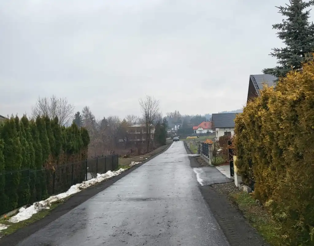 Zakończono przebudowę drogi w Dąbrowej. Komfort i bezpieczeństwo wracają na trasę