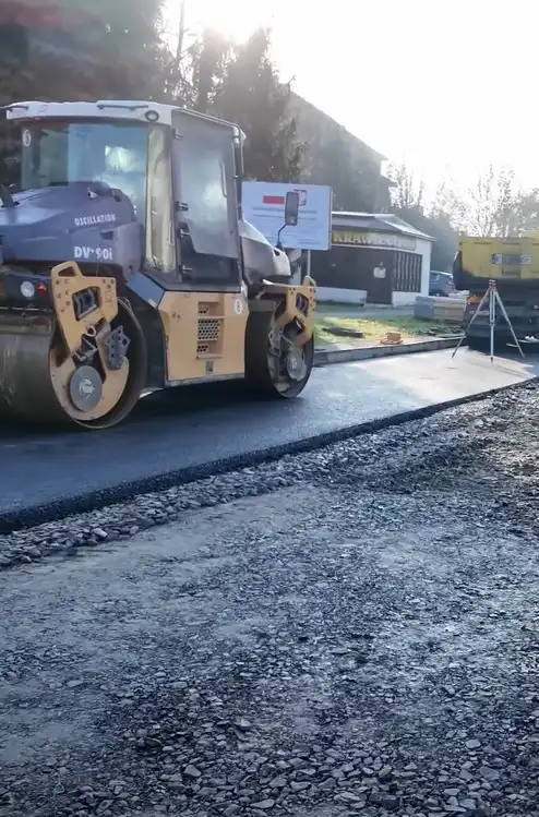 Modernizacja ul. Freislera w toku. Pierwsza warstwa asfaltu gotowa