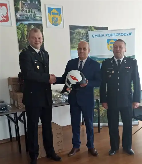 Wójt Gminy Podegrodzie przekazał OSP Podegrodzie i OSP Olszanka specjalistyczną odzież
