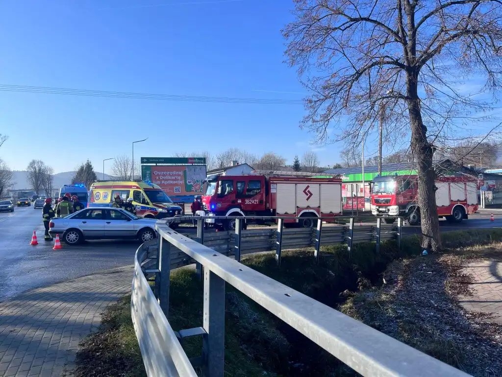 Wypadek drogowy w Siedliskach. Zderzenie dostawczaka z osobówką