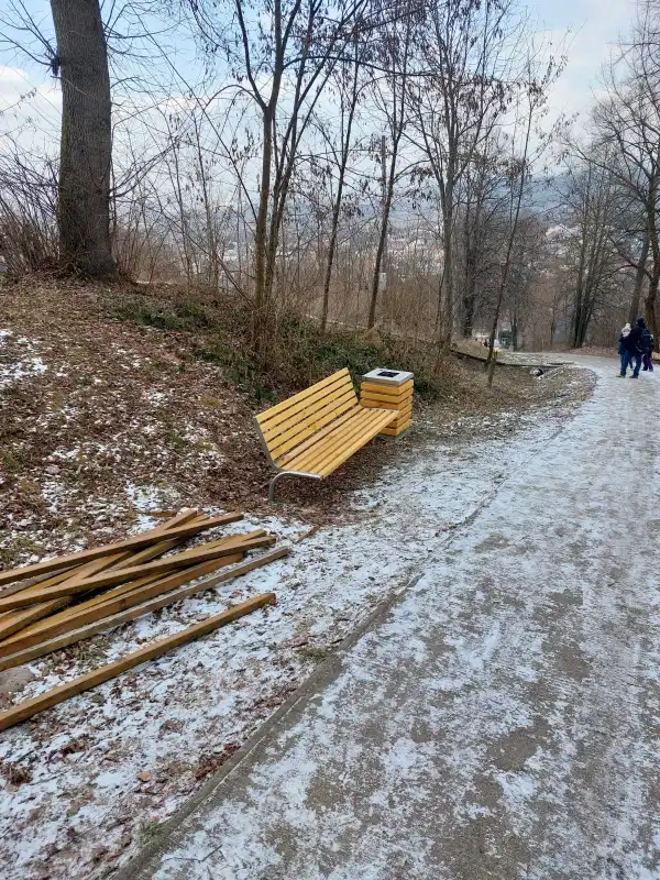 Miejska Góra gotowa na weekend. Odnowione ławki i lśniące kule