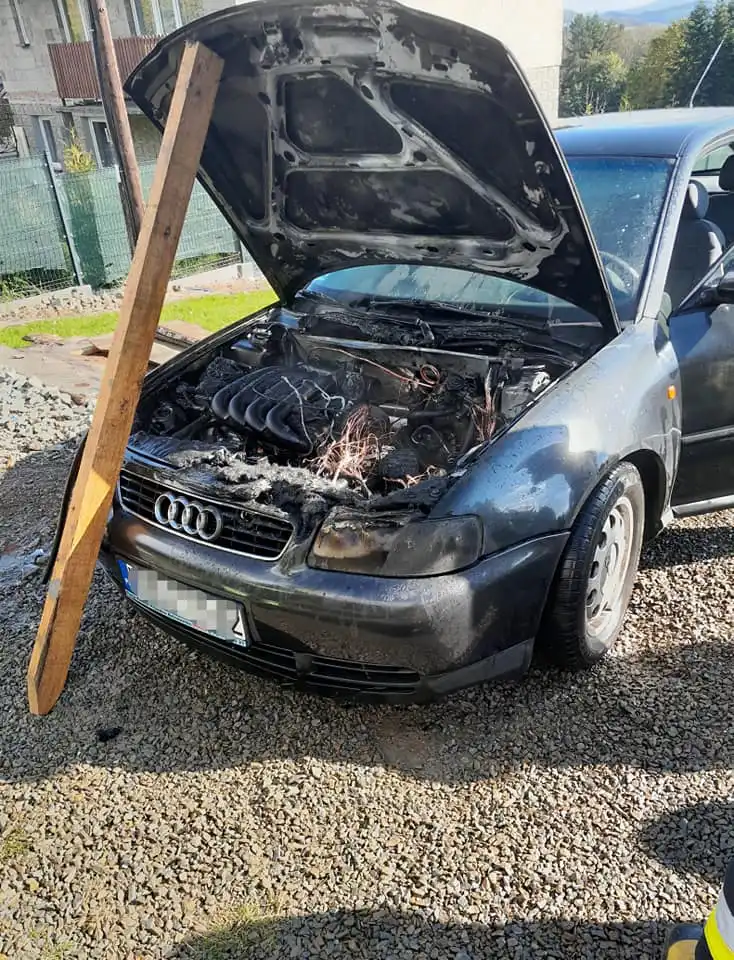 Stara Wieś: Strażacy gasili pożar osobówki. Ogień pojawił się w komorze silnika