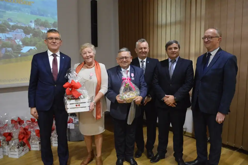 Małżeństwa z długoletnim stażem otrzymały medale od Prezydenta RP. Wśród nich pary z Gminy Stary Sącz