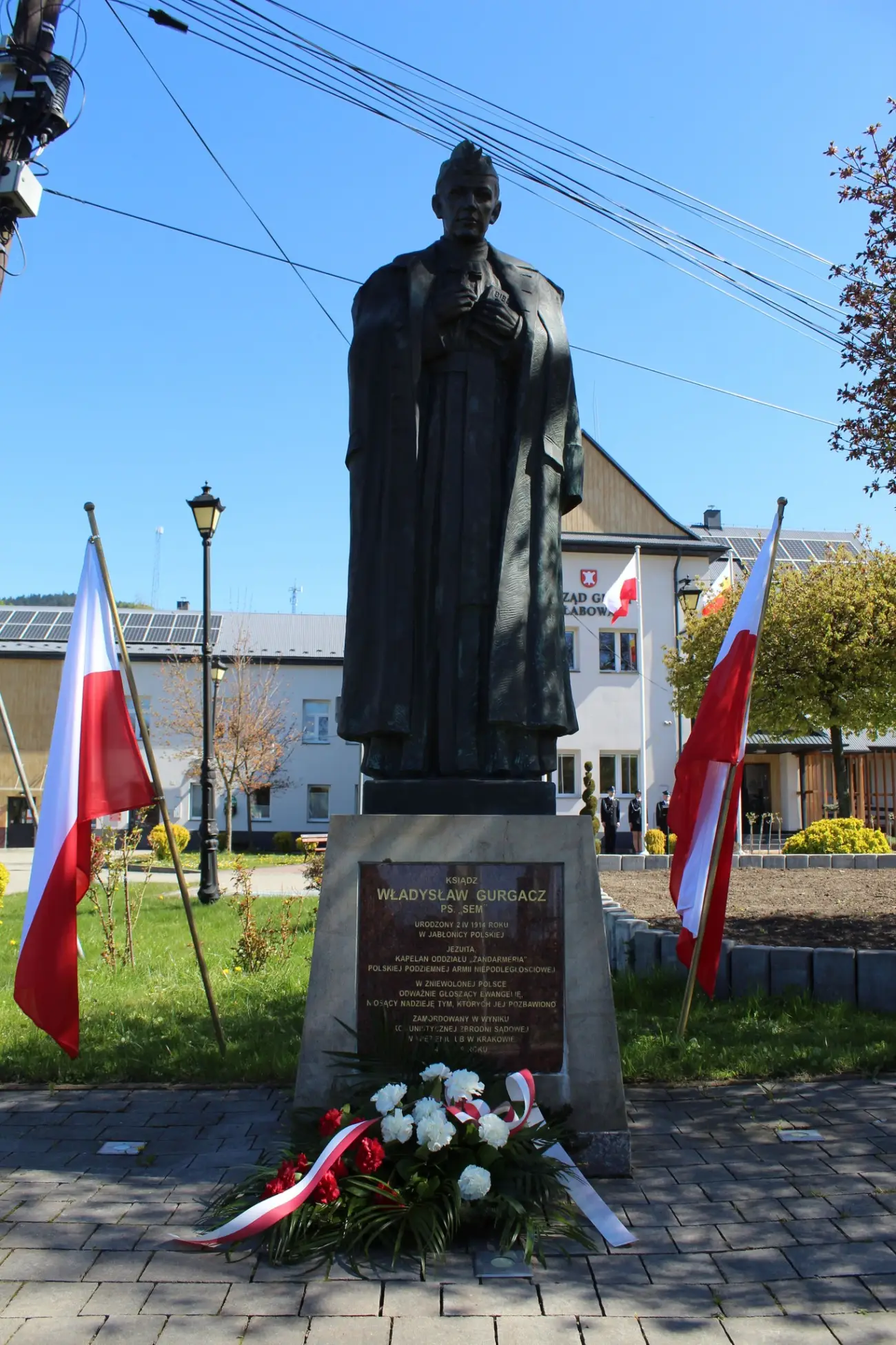 Patriotyczna uroczystość w Łabowej. Kwiaty, hymn i biało-czerwona flaga