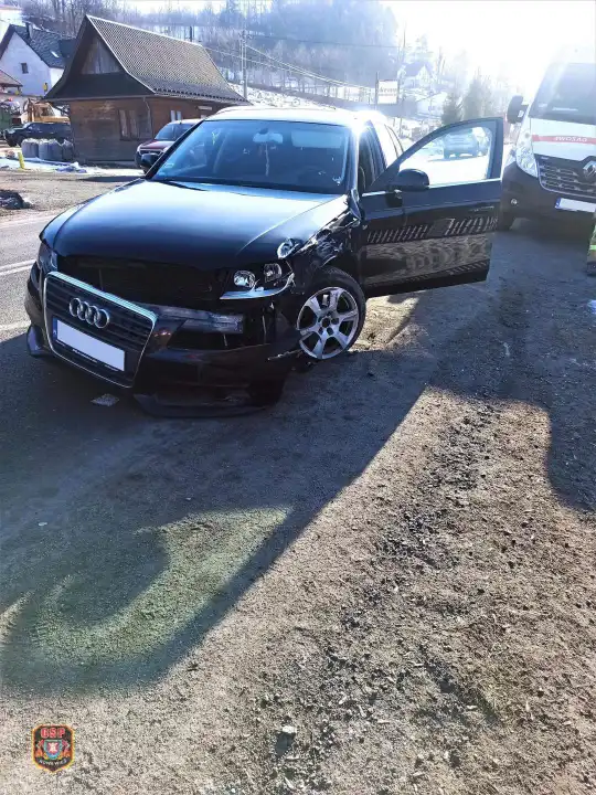 Wypadek na DK 75. Zderzyły się dwa pojazdy. Jeden z nich uderzył w przystanek autobusowy