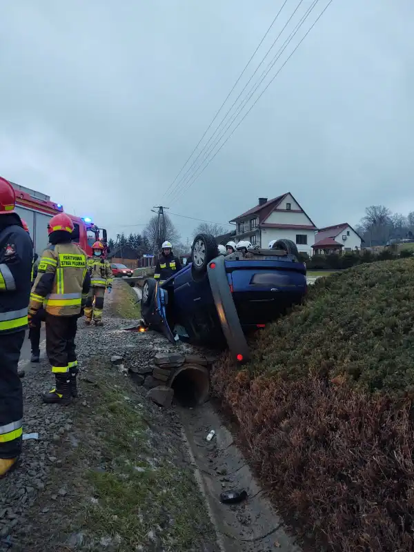 W Chomranicach dachował pojazd osobowy. Trzy osoby trafiły do szpitala