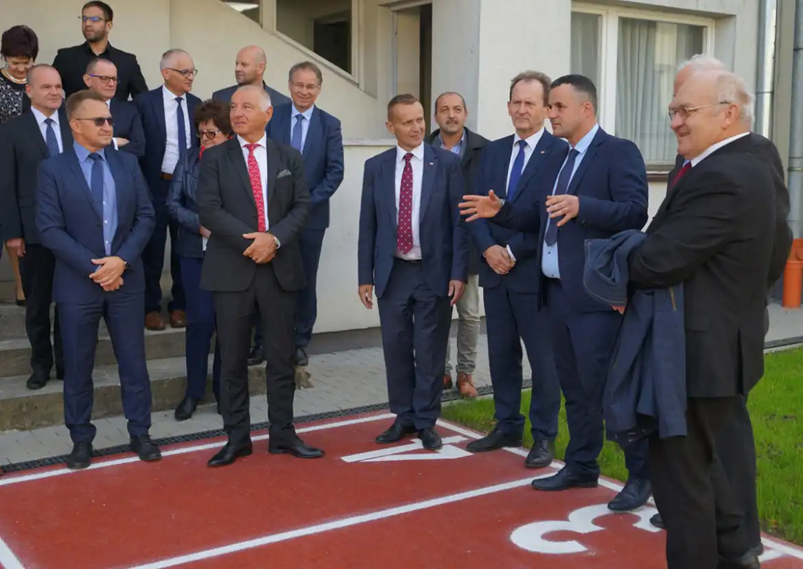 Ślubowanie pierwszoklasistów i otwarcie nowego boiska w nawojowskim ZSP