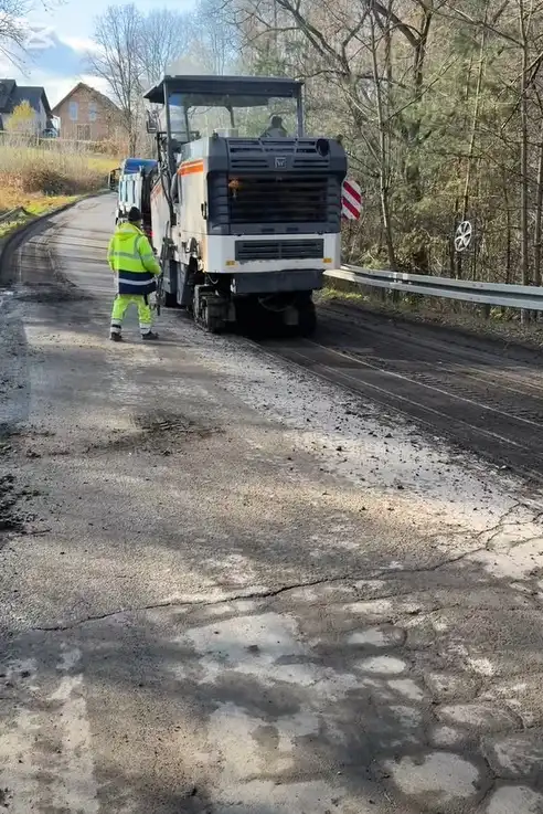 Remont Biegonickiej: frezowanie starej nawierzchni i stabilizacja pod nowy asfalt