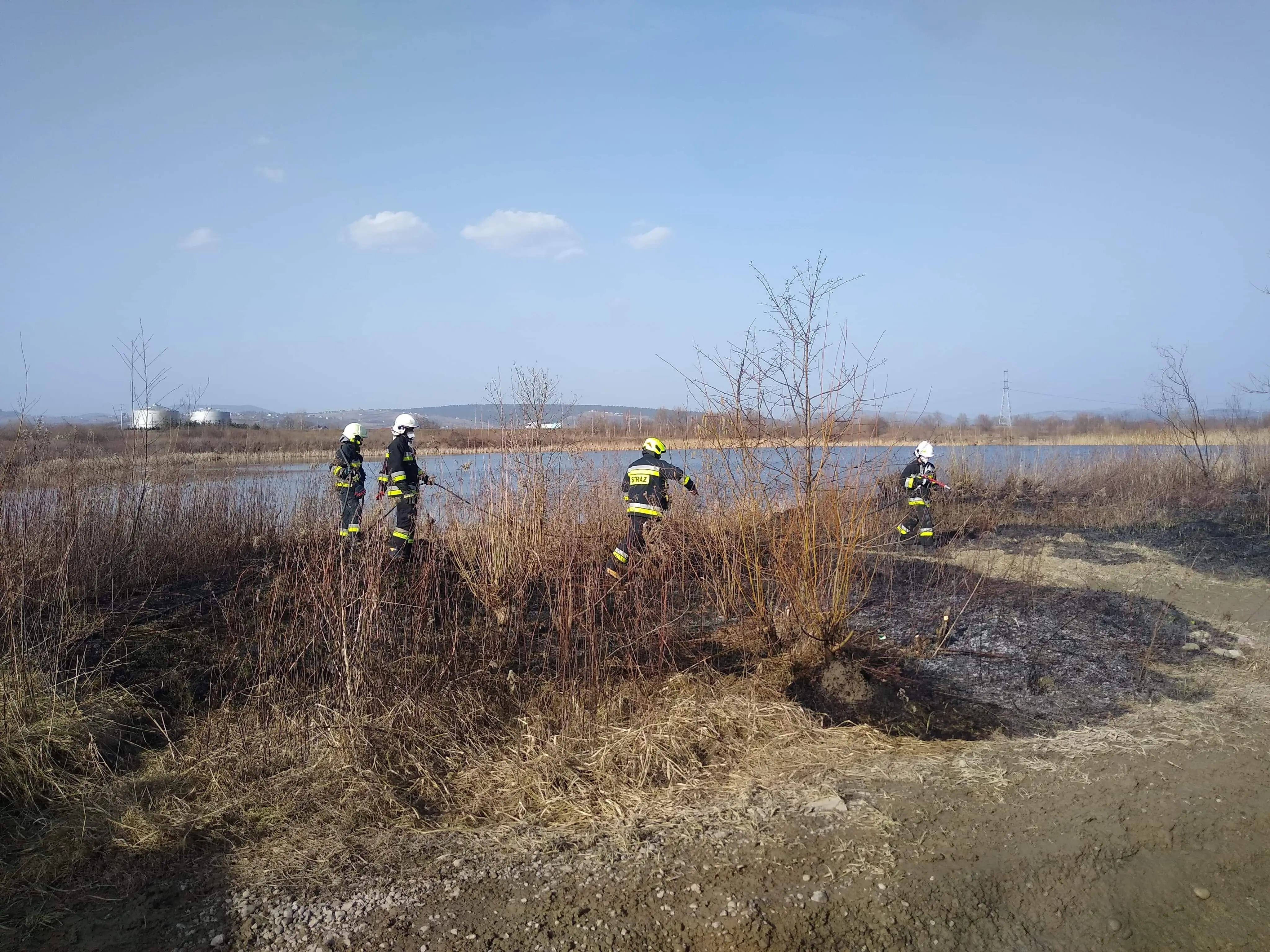 Jednego dnia aż 9 razy. Strażacy walczyli z pożarami traw na Sądecczyźnie