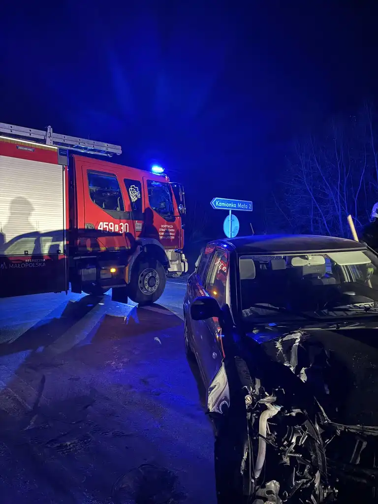 Wypadek w Kamionce Małej. Samochód uderzył w barierę