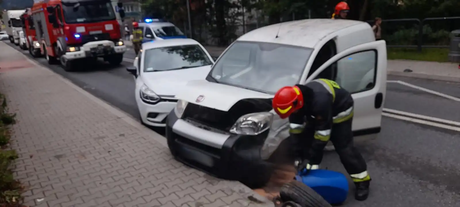 Wypadek na ulicy Kraszewskiego. Strażacy w akcji przez trzy godziny