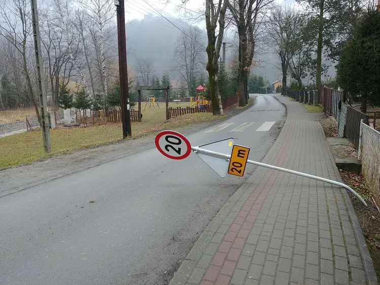 Akt wandalizmu w Gminie Rytro - zniszczone znaki drogowe, betoniarka w potoku, rozrzucone śmieci