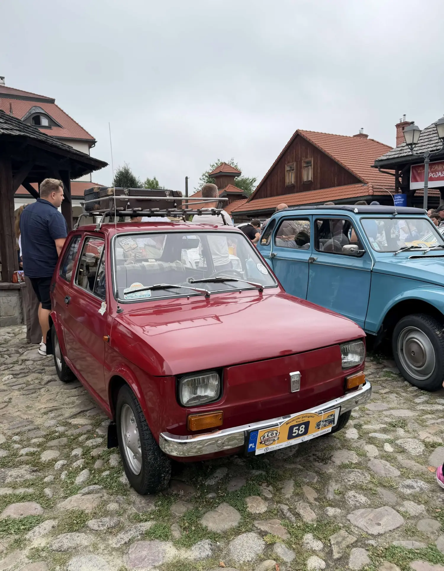 Zabytkowe samochody ponownie zachwyciły Nowy Sącz. Rodzinna załoga zdobyła wyjątkowe wyróżnienie