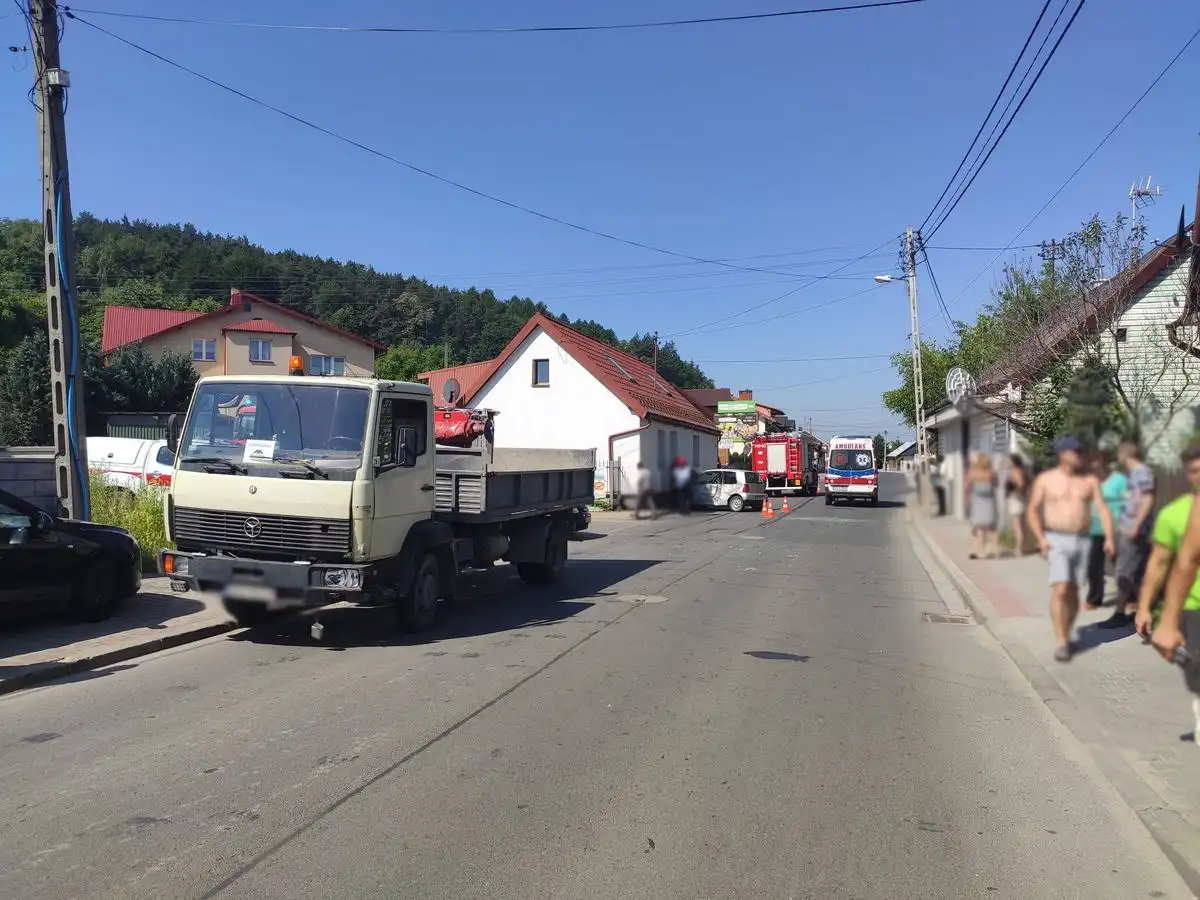 Kraksa w Starym Sączu. Jeden z pojazdów uderzył w przydrożny budynek mieszkalny