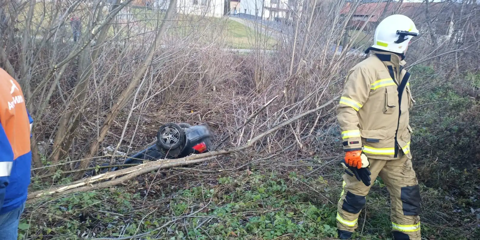 Wypadek w Zagorzynie. Osobówka wpadła do koryta potoku. Pojazdem podróżowała matka z dwumiesięcznym dzieckiem