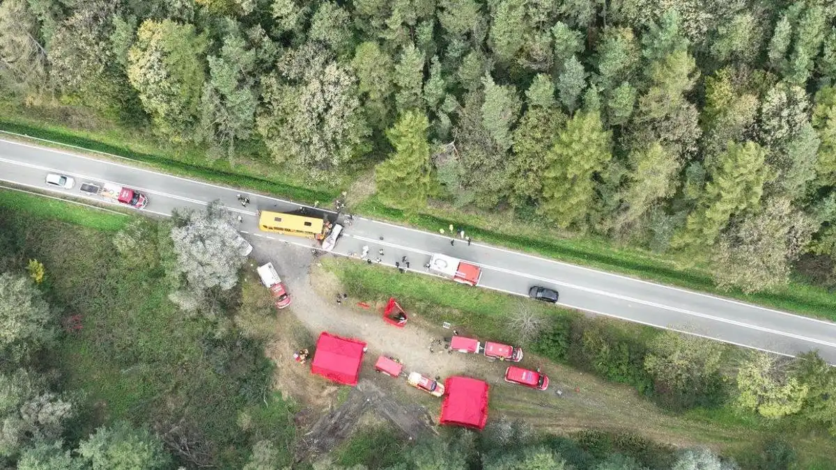 Symulacja wypadku drogowego z udziałem autobusu i samochodu osobowego - ćwiczenia dowódczo - sztabowe w Bednarce