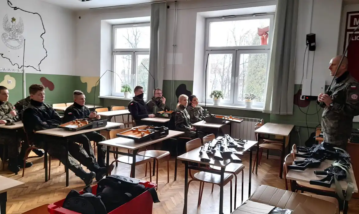 Uczniowie klas wojskowych ZS w Marcinkowicach uczą się jak prowadzić działania ofensywne