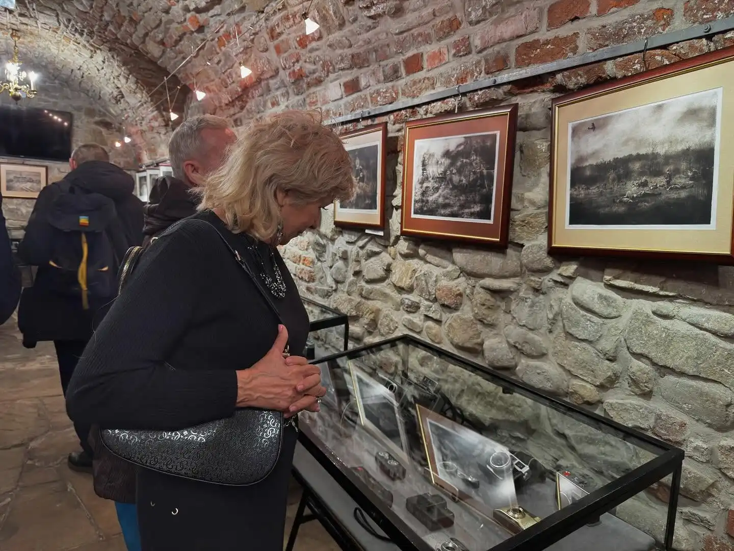 Jubileusz 45-lecia pracy Michała Piotrowskiego. Wernisaż „Róbmy swoje” w Piwnicach Sądeckiej Biblioteki Publicznej