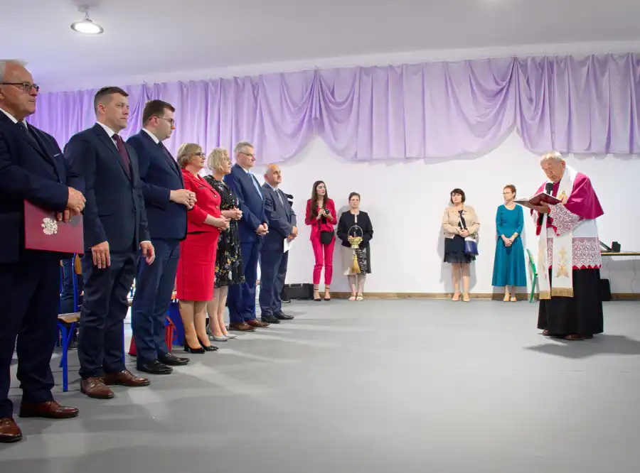 Szkoła Podstawowa w Śnietnicy z nowo dobudowaną częścią budynku