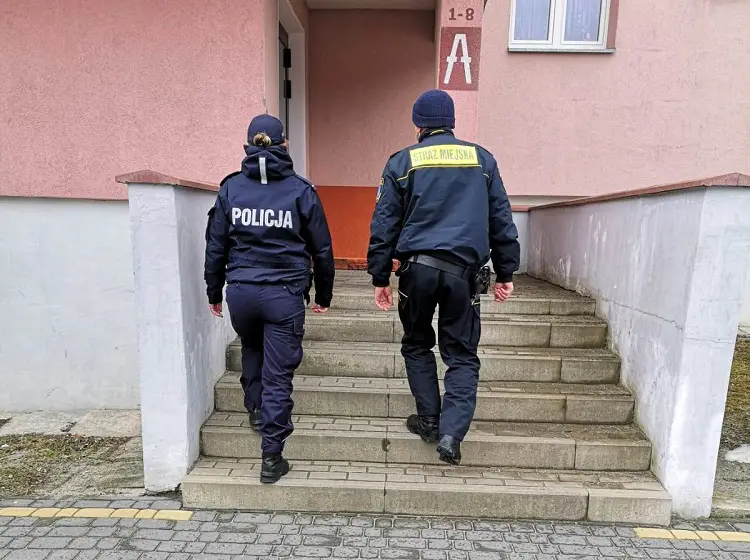 125 mandatów, 16 wniosków o ukaranie do sądu - sądeccy policjanci pilnują przestrzegania obostrzeń